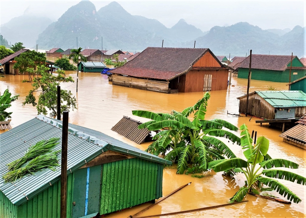 Miền Trung mưa triền miên không ngớt, hàng trăm ngôi nhà ngập sát nóc