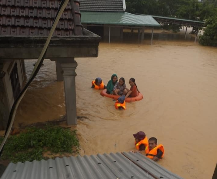 Miền Trung mưa triền miên không ngớt, hàng trăm ngôi nhà ngập sát nóc