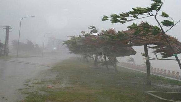 Diễn biến áp thấp nhiệt đới: Đi vào đất liền trong đêm 16/10, gió giật cấp 8