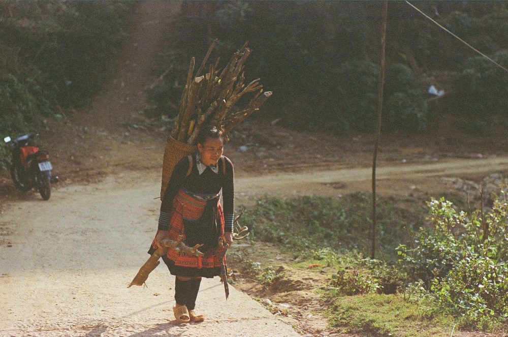 Những phụ nữ người Mông cõng 