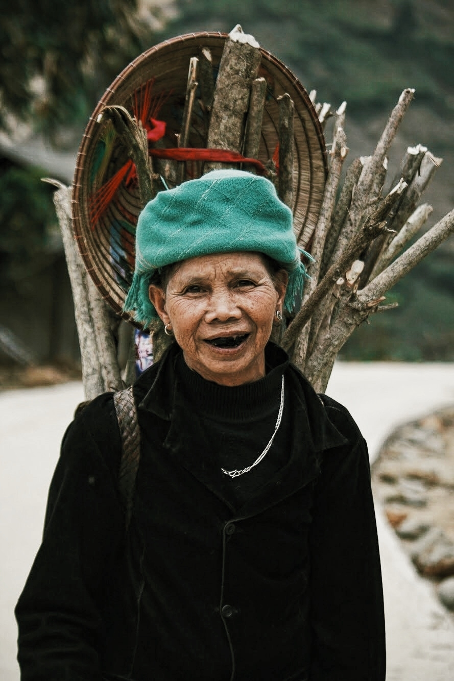 Những phụ nữ người Mông cõng 