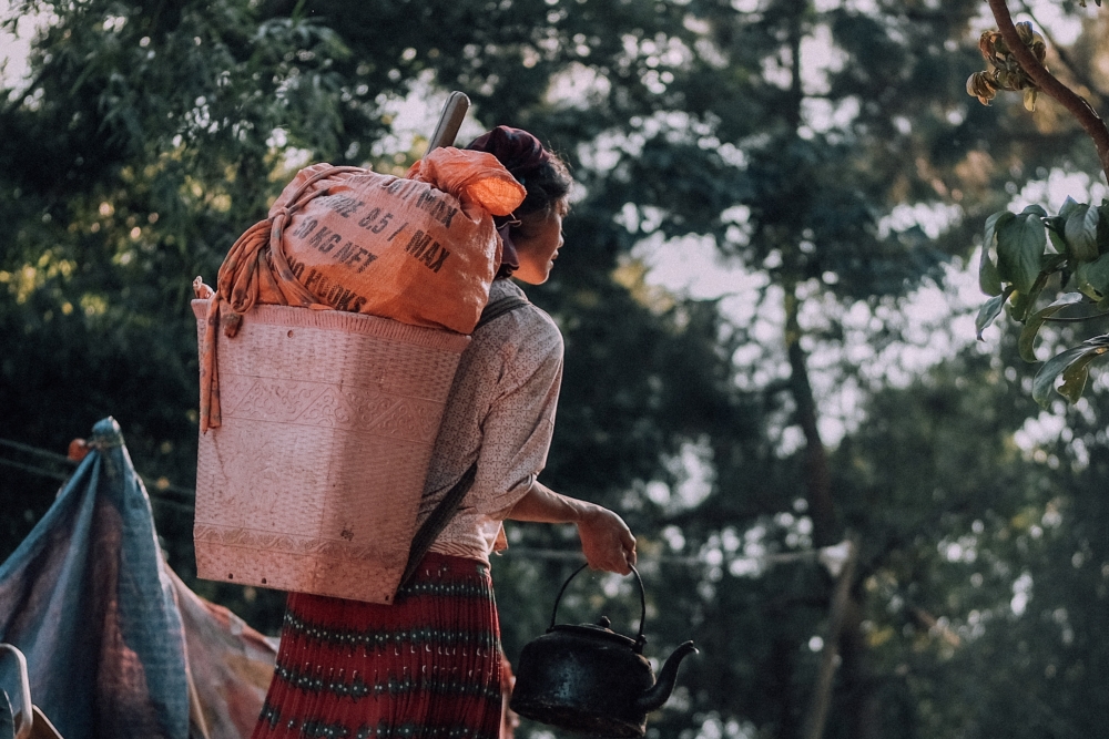 Những phụ nữ người Mông cõng Những phụ nữ người Mông cõng