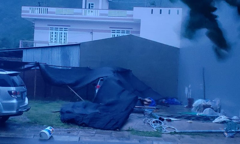 Bão số 9 giật đổ cây xanh, nhà tốc mái tại Đà Nẵng, Quảng Nam, Quảng Ngãi