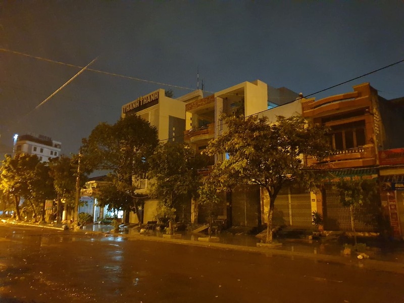 Bão số 9 giật đổ cây xanh, nhà tốc mái tại Đà Nẵng, Quảng Nam, Quảng Ngãi Bão số 9 giật đổ cây xanh, nhà tốc mái tại Đà Nẵng, Quảng Nam, Quảng Ngãi