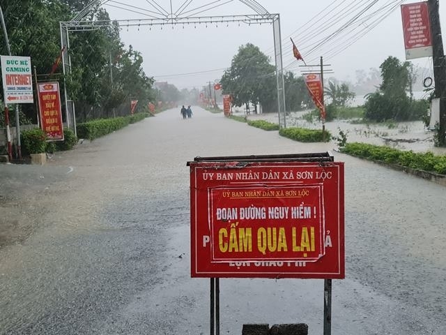 Hà Tĩnh: Nhiều tuyến đường bị ngập sâu, lốc xoáy làm tốc mái nhiều nhà dân
