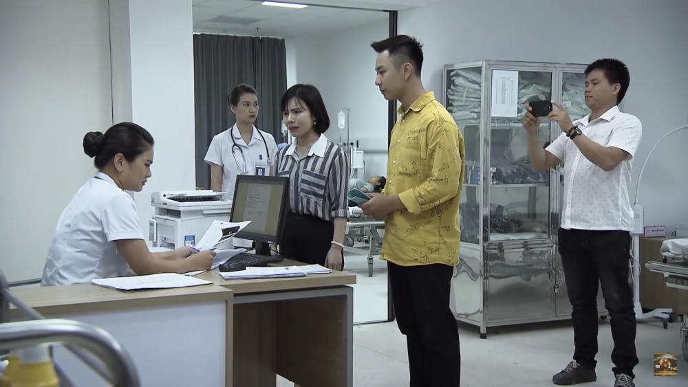 Lửa ấm - Tập 31 (tối 12/11): Ngọc đi ăn cùng bố con Minh gửi hình khiêu khích Thủy