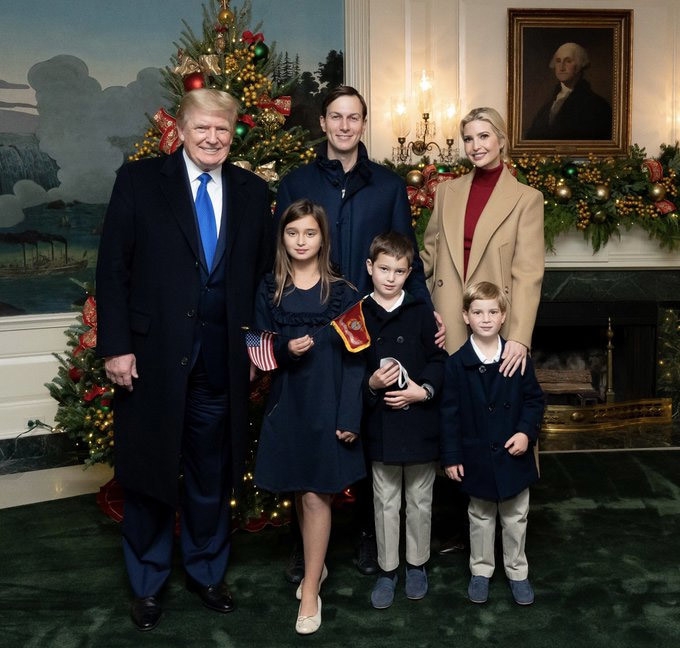 Ái nữ nhà Trump khoe ảnh giáng sinh không có sự xuất hiện của mẹ kế