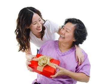 Noel 2021: Quà Giáng Sinh ý nghĩa tặng bố mẹ