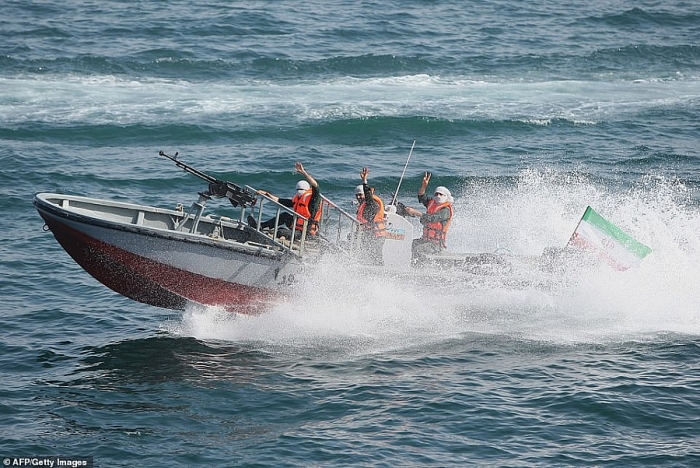 hai quan hoang gia anh giai cuu bat thanh tau cho dau stena imperio