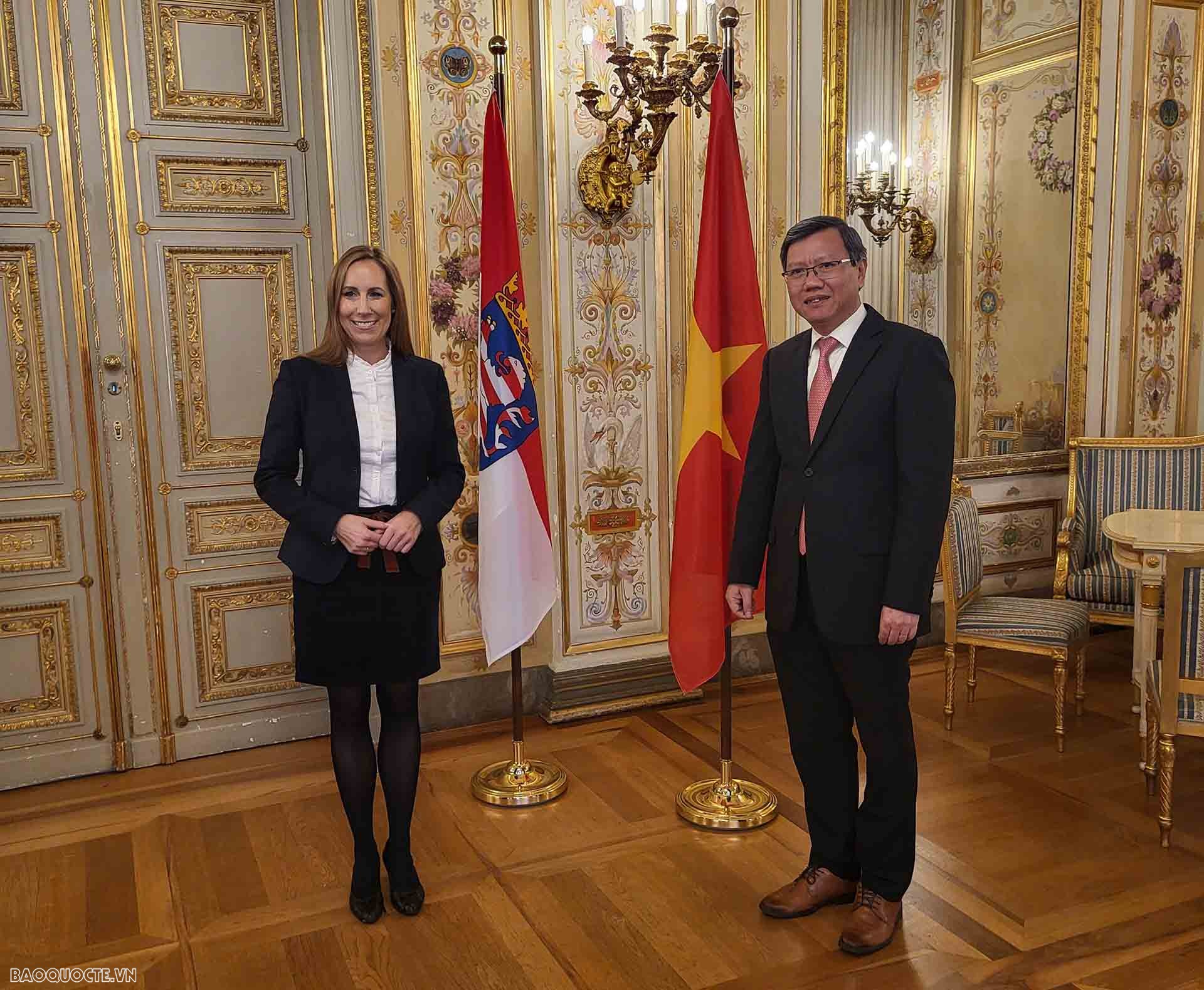 Tổng lãnh sự Lê Quang Long và bà Astrid Wallmann.