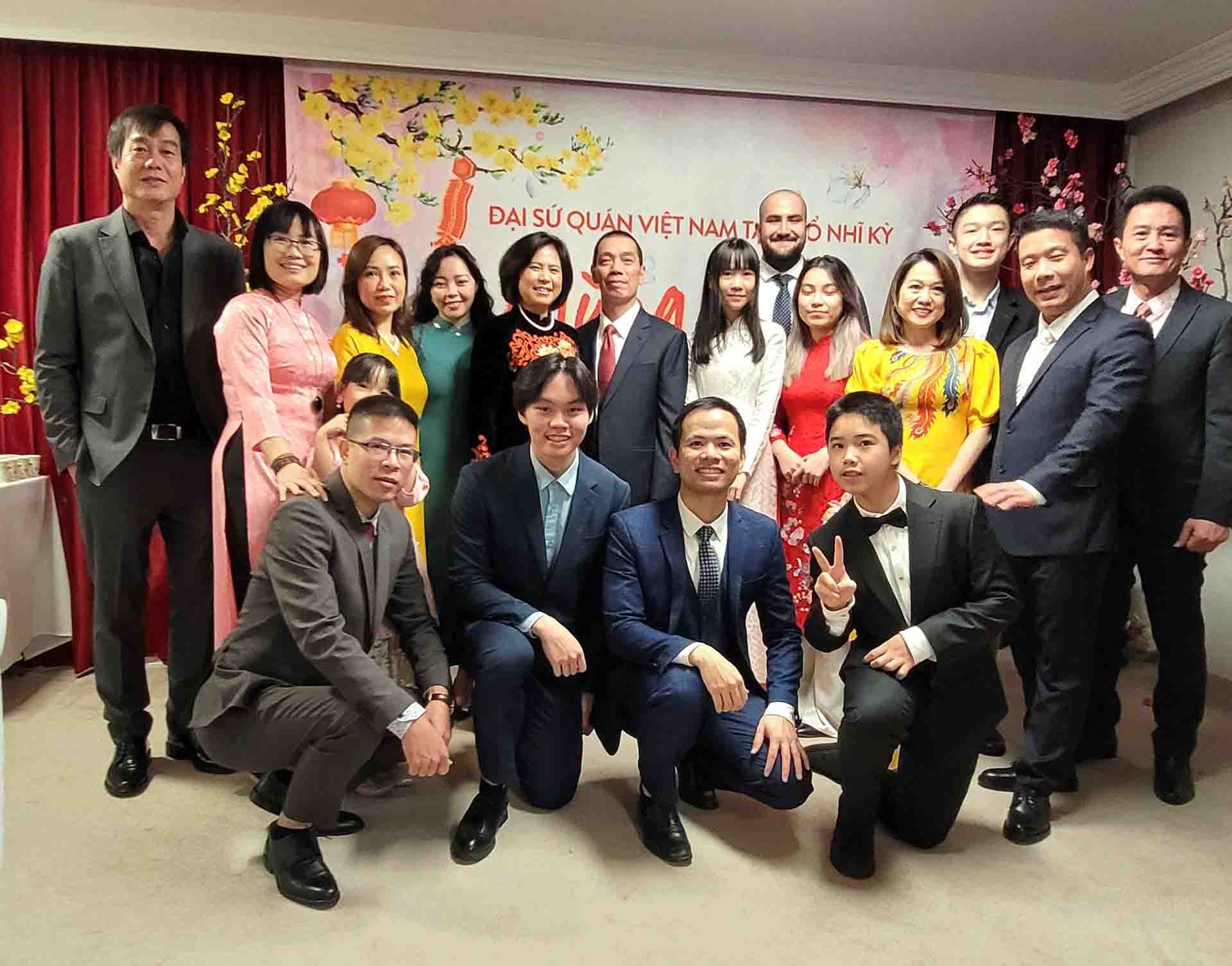 Cán bộ, nhân viên và thành viên gia đình Đại sứ quán chụp ảnh lưu niệm.