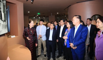 Đoàn cán bộ Lào khảo sát thực tế tại Trung tâm tinh hoa làng nghề Việt