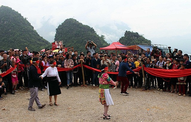 Lễ hội chợ tình Khâu Vai. Ảnh: TTXVN