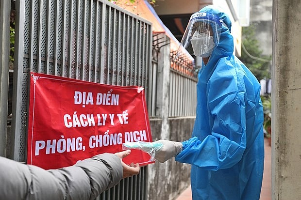 Nhân viên y tế theo dõi cho trường hợp F0 điều trị tại nhà ở Hà Nội. (Ảnh: Minh Quyết/TTXVN)
