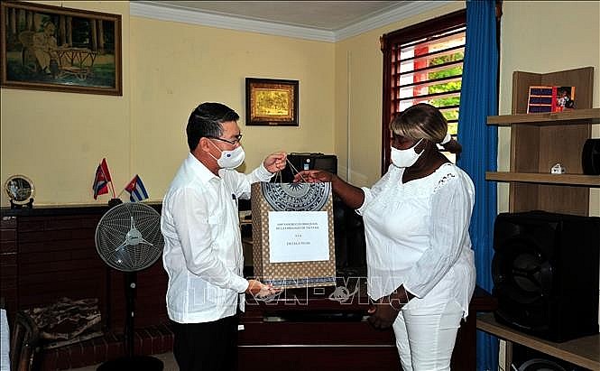 Trao quà cho các trường học mang tên người anh hùng Việt Nam tại Cuba