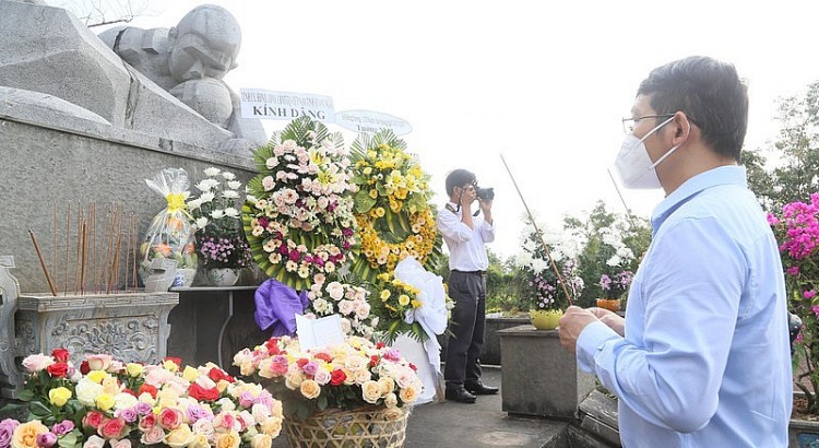 Lãnh đạo tỉnh Quảng Ngãi dâng hương tại tượng đài Sơn Mỹ.