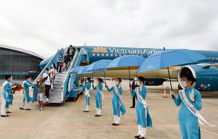 Chuyến bay đầu tiên chở du khách quốc tế đến Việt Nam trong chương trình thí điểm đón du khách quốc tế ngày 17/11/2021. Ảnh: CTV/Vietnam+