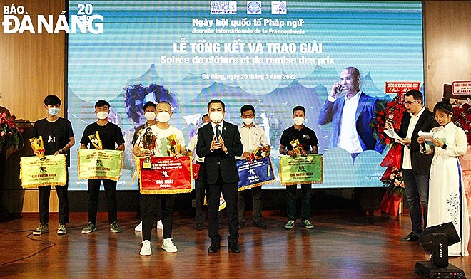 Chủ tịch Liên hiệp Các hội hữu nghị thành phố Nguyễn Ngọc Bình (hàng đầu, bên phải) trao giải Nhất giải bóng đá Pháp ngữ cho Trường Đại học Bách khoa, Đại học Đà Nẵng. Ảnh: XUÂN DŨNG/Báo Đà Nẵng