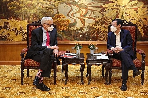 Chủ tịch VCCI Phạm Tấn Công trao đổi cùng Chủ tịch BritCham Christopher Jeffery. (Nguồn: VCCI)