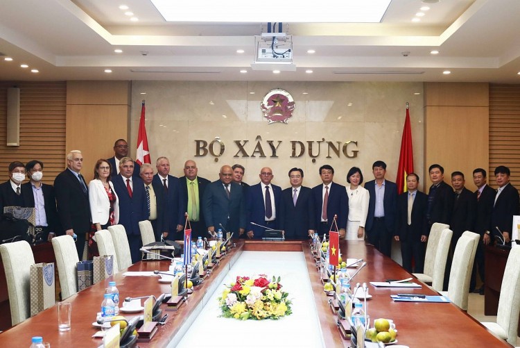 Bộ trưởng Nguyễn Thanh Nghị và Bộ trưởng Rene Mesa Villafana chụp ảnh lưu niệm. Ảnh: Bộ Xây dựng