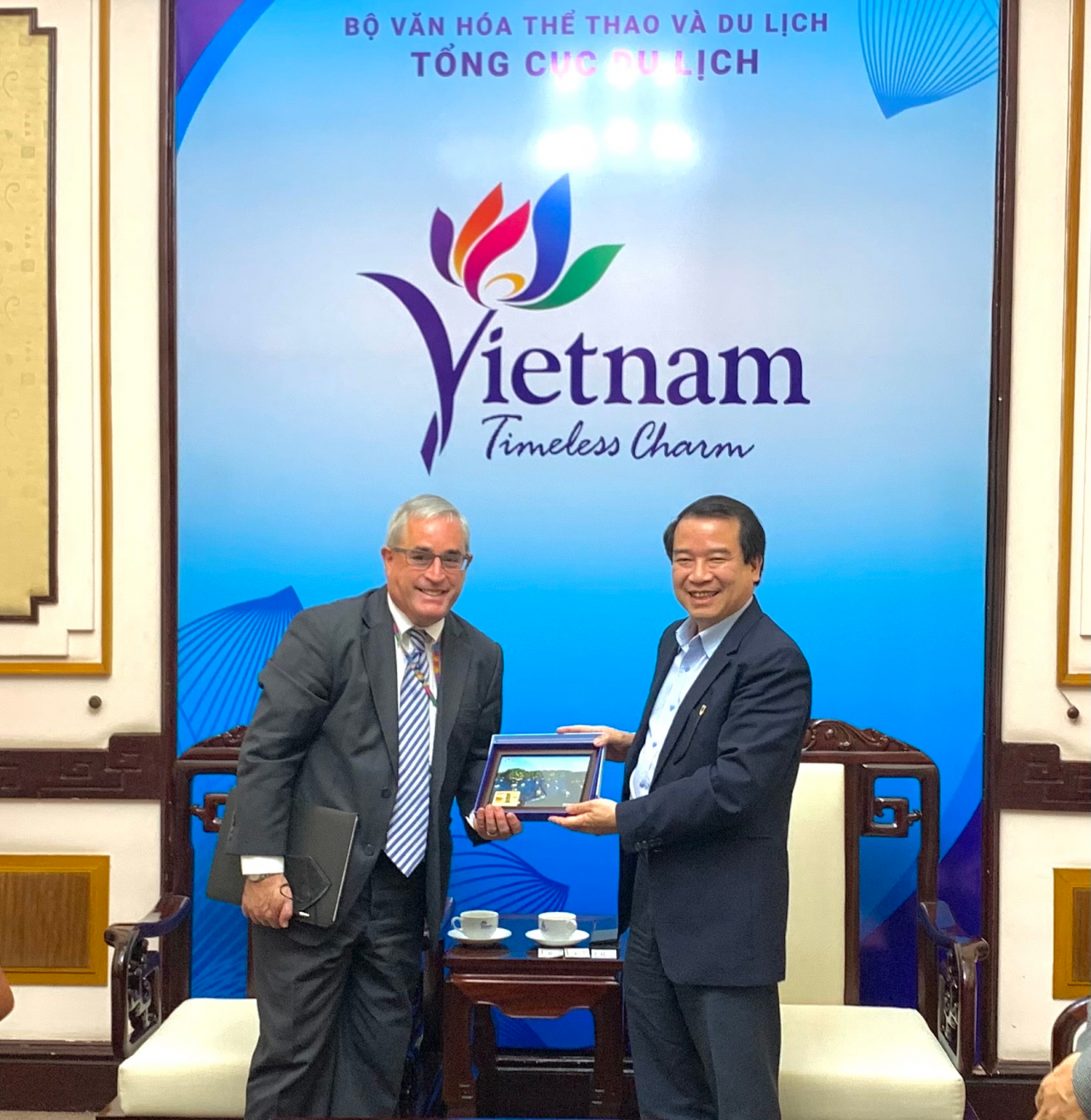 Phó Tổng cục trưởng Hà Văn Siêu tặng quà lưu niệm Ông Doron Bard – Trưởng đoàn Điều phối viên về thị thực, Tổng lãnh sự quán Mỹ tại TP.HCM. Ảnh: TITC