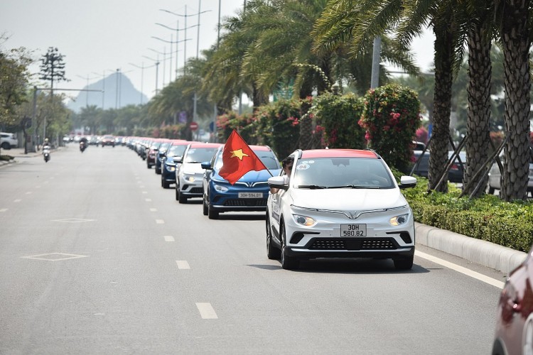 Đúng 10h sáng nay, đoàn xe chính thức xuất phát tại Quảng trường 30/10 (TP Hạ Long, Quảng Ninh) để chinh phục mũi Sa Vĩ - điểm cực Đông Bắc của Tổ quốc.
