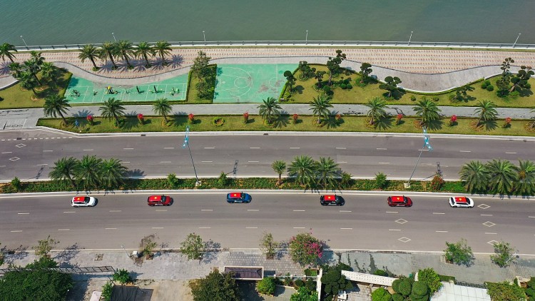 Những chiếc VF e34 nối đuôi nhau trên tuyến đường ven biển Vịnh Hạ Long tạo nên hình ảnh ấn tượng chưa từng có.