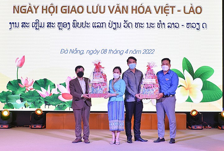 Đại diện Trường Đại học Sư phạm tặng quà chúc mừng Tết cổ truyền Bunpimay đến lưu học sinh Lào