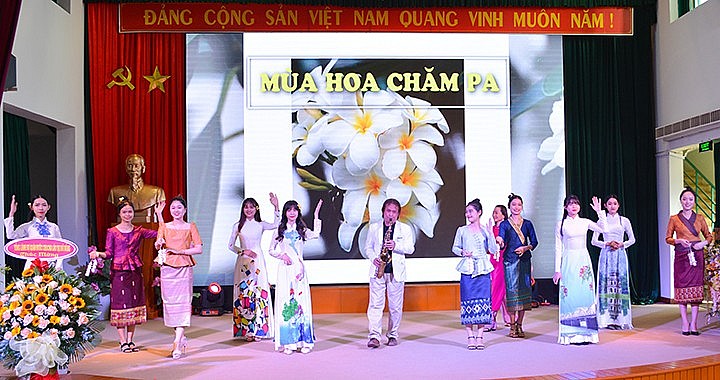 Sôi nổi Ngày hội văn hóa Việt - Lào chào mừng Tết cổ truyền Bunpimay của Lào