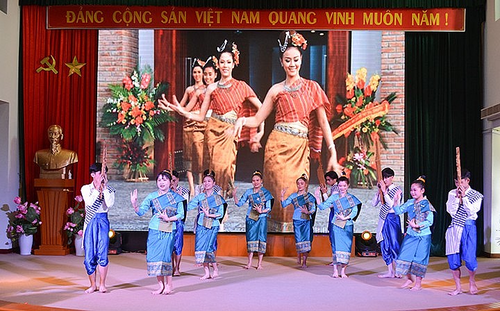 Sôi nổi Ngày hội văn hóa Việt - Lào chào mừng Tết cổ truyền Bunpimay của Lào