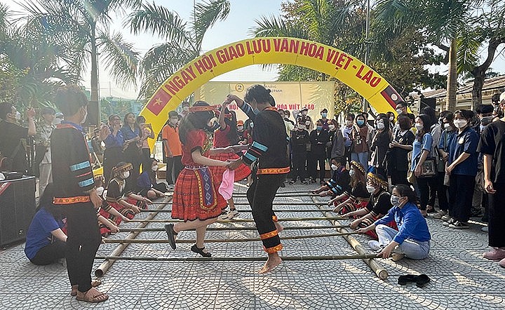 Sôi nổi Ngày hội văn hóa Việt - Lào chào mừng Tết cổ truyền Bunpimay của Lào