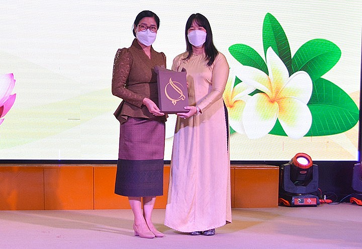 Sôi nổi Ngày hội văn hóa Việt - Lào chào mừng Tết cổ truyền Bunpimay của Lào