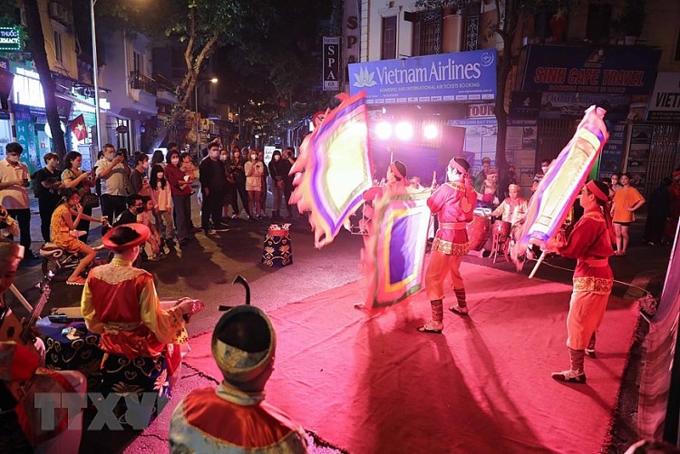 Quảng bá nghệ thuật truyền thống trong không gian phố đi bộ của Hà Nội | Văn hóa | Vietnam+ (VietnamPlus) Quảng bá nghệ thuật truyền thống trong không gian phố đi bộ của Hà Nội | Văn hóa | Vietnam+ (VietnamPlus)