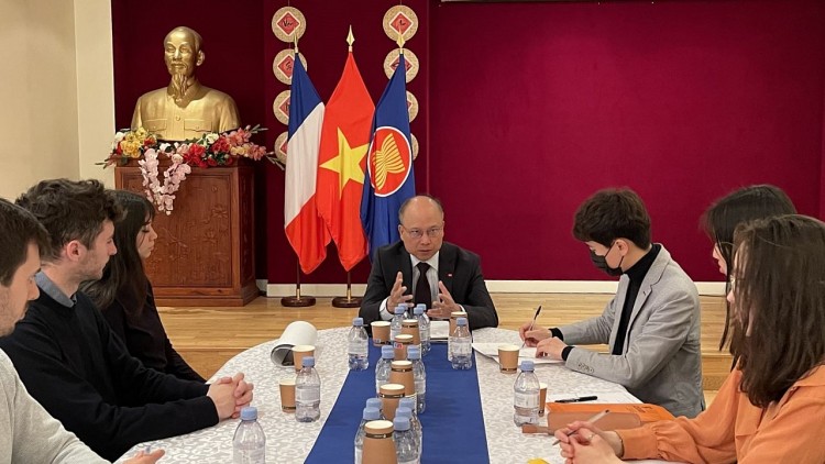 Đại sứ Việt Nam tại Pháp Đinh Toàn Thắng trao đổi với sinh viên Học viện chính trị Paris (Sciences Po). Ảnh: Nguyễn Thu Hà/TTXVN