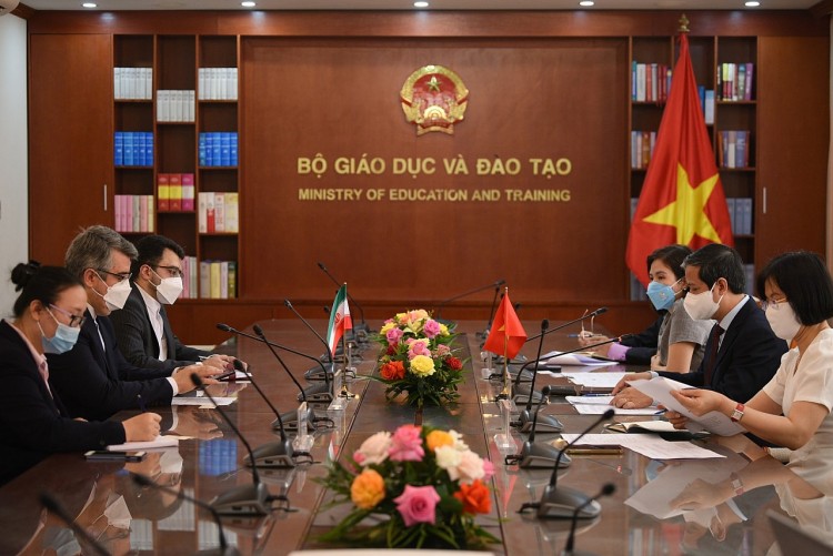 Bộ trưởng Nguyễn Kim Sơn đã có buổi tiếp Đại sứ Cộng hòa Hồi giáo Iran tại Việt Nam, ngài Ali Akbar Nazari. Ảnh: Thế Đại