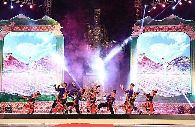Khai mạc 