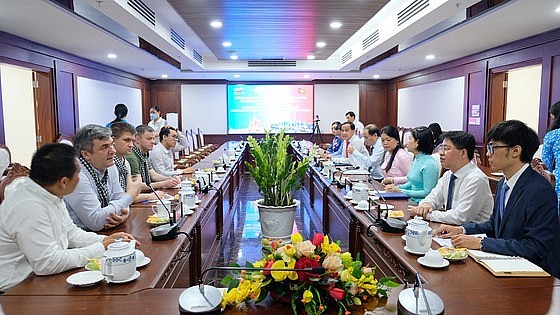 Bí thư Quận ủy quận Phú Nhuận Phạm Hồng Sơn tiếp đoàn công tác của Ủy ban Đối ngoại thành phố Saint Petersburg. Ảnh: Văn Minh