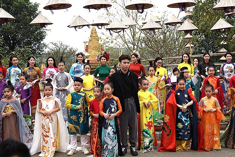 Bộ sưu tập áo dài họa tiết sen của các nhà thiết kế đến từ Huế và Thái Nguyên. Ảnh: Lê Phú/ Báo Tin tức