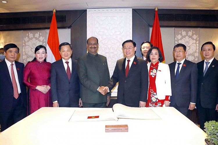 Chủ tịch Quốc hội Vương Đình Huệ và Chủ tịch Hạ viện Ấn Độ Om Birla tại cuộc hội đàm tháng 12/2021, ở thủ đô New Delhi, Ấn Độ. (Ảnh: TTXVN)