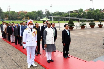 Chủ tịch Hạ viện Ấn Độ Om Birla vào Lăng viếng Chủ tịch Hồ Chí Minh