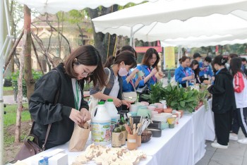 Green Life: Thu hút bạn trẻ bằng dự án đổi rác nhựa lấy ... quà