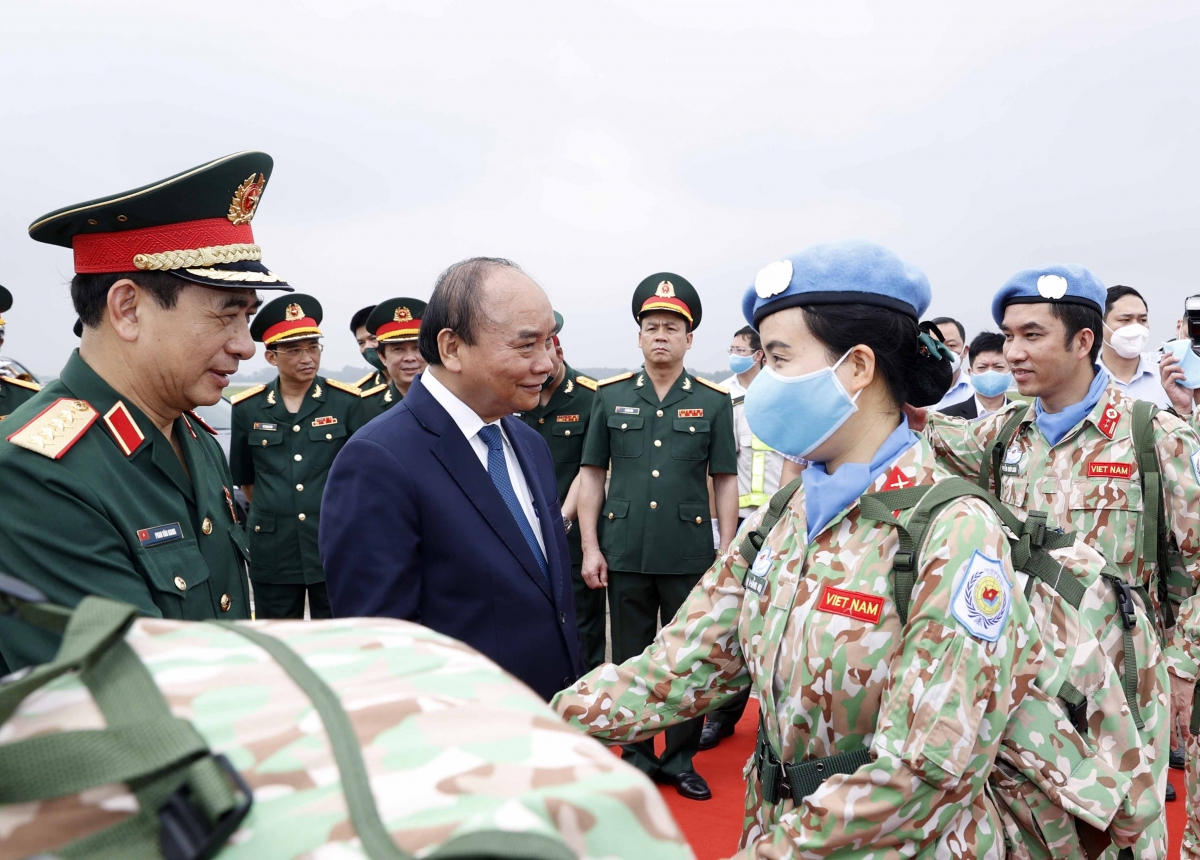 Chủ tịch nước động viên cán bộ, chiến sĩ trước khi lên đường làm nhiệm vụ quốc tế. 
