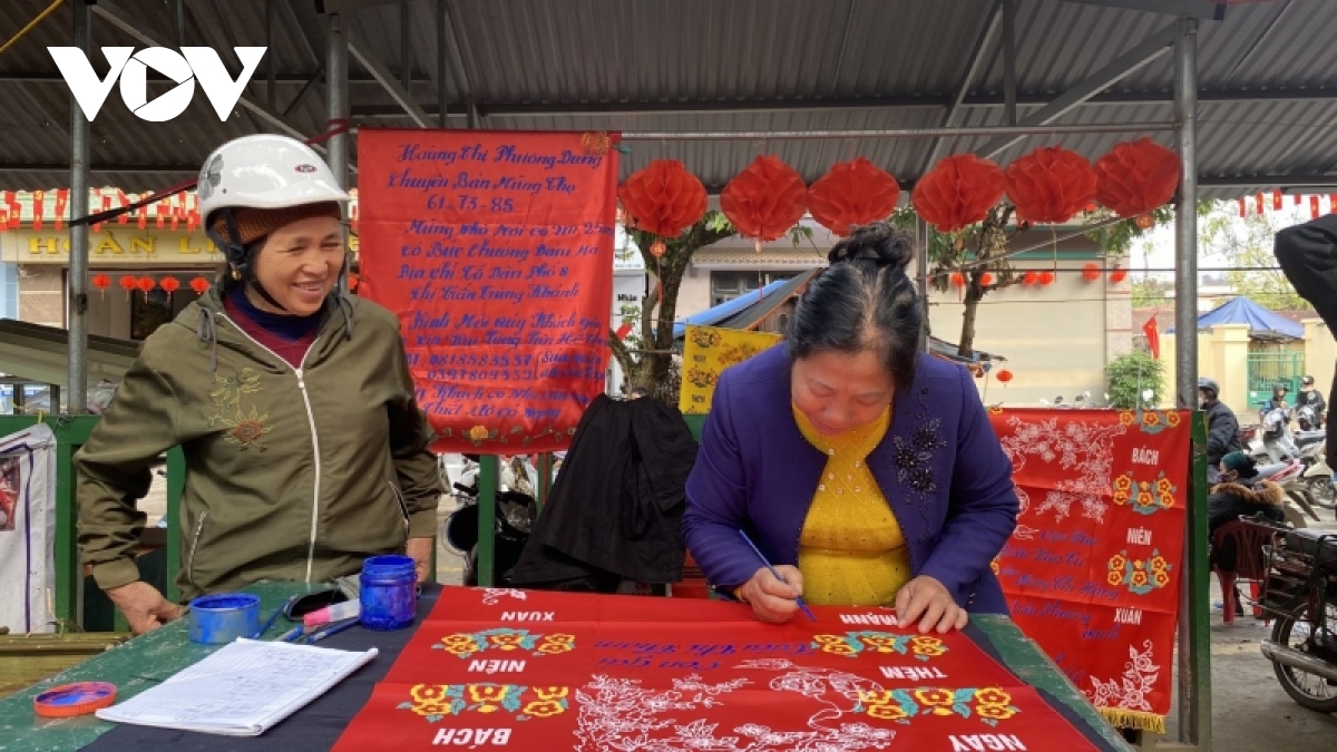 tuc treo phai doi cua nguoi tay-nung cao bang hinh anh 1