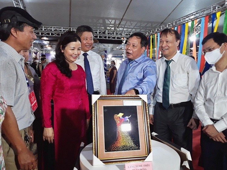 Giới thiệu hơn 10.000 mặt hàng lưu niệm tiêu biểu nhân dịp SEA Games 31