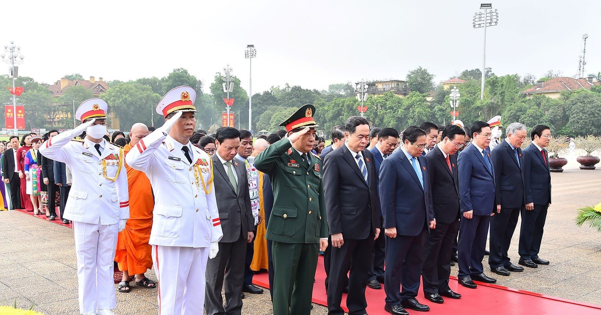 Các đại biểu Quốc hội vào Lăng viếng Chủ tịch Hồ Chí Minh Các đại biểu Quốc hội vào Lăng viếng Chủ tịch Hồ Chí Minh