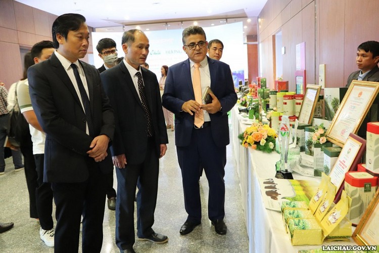 Đại biểu tham quan các sản phẩm trà bên lề Hội thảo.
