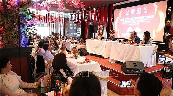 Quang cảnh họp báo cuộc thi Hoa hậu Áo dài Phu nhân toàn châu Âu năm 2022. Ảnh: Mạnh Hùng/PV TTXVN tại Đức