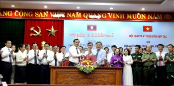 Đoàn đại biểu cấp cao tỉnh Quảng Bình và Savannakhet hội đàm, ký kết biên bản hợp tác