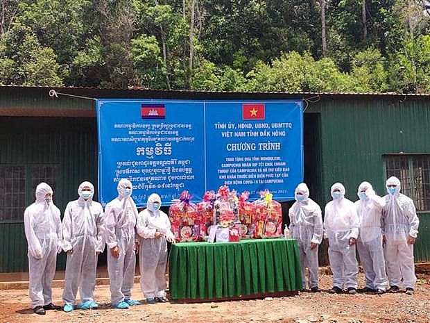 Tỉnh Đắk Nông tổ chức trao tặng, hỗ trợ lương thực, thực phẩm, nhu yếu phẩm, vật tư y tế phòng, chống dịch COVID-19 cho lực lượng bảo vệ biên giới tỉnh và các đồn, chốt Campuchia. Ảnh: TTXVN phát