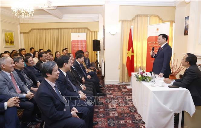 Chủ tịch Quốc hội thăm Đại sứ quán và gặp gỡ cộng đồng người Việt Nam tại Anh